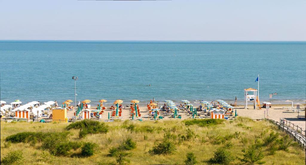 לידו די ג'סולו Hotel Bertha Fronte Mare מראה חיצוני תמונה