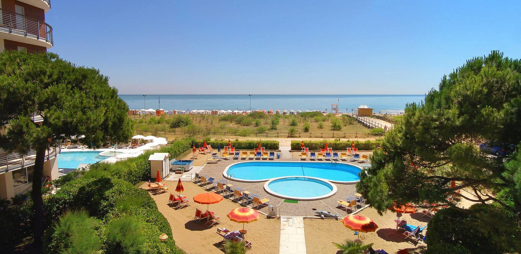 לידו די ג'סולו Hotel Bertha Fronte Mare מראה חיצוני תמונה